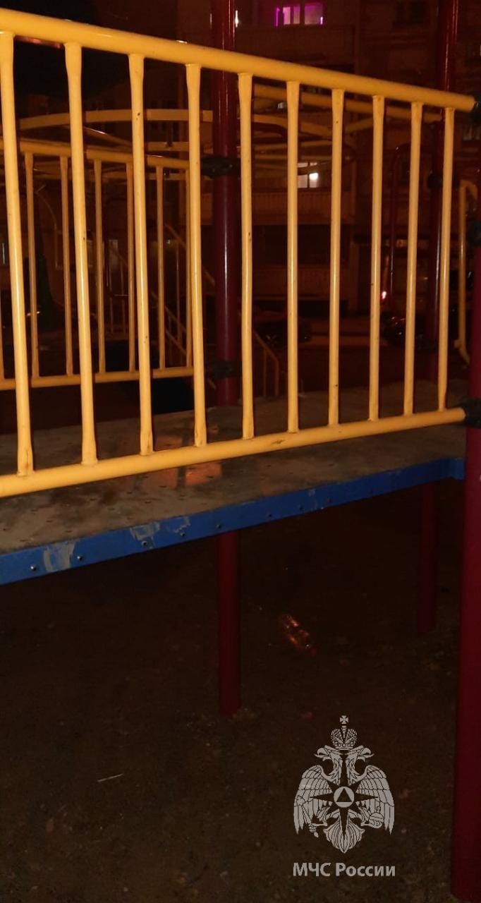 В Казани вытащили ногу ребенка, которая застряла в заборе на детской площадке
