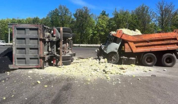 В Нижнекамске в результате ДТП перевернулся грузовик