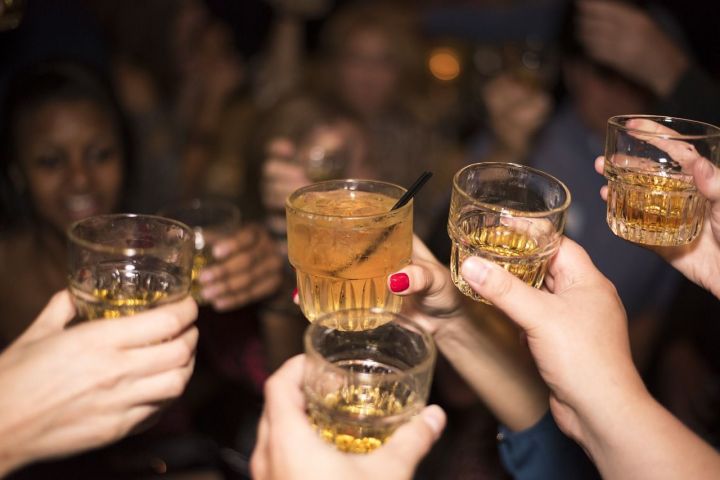 «Люди возможности найдут»: врач заявил о неэффективности запретов продажи алкоголя