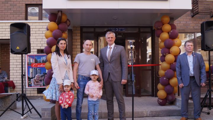 27 молодых семей из Набережных Челнов получили ключи от новых квартир