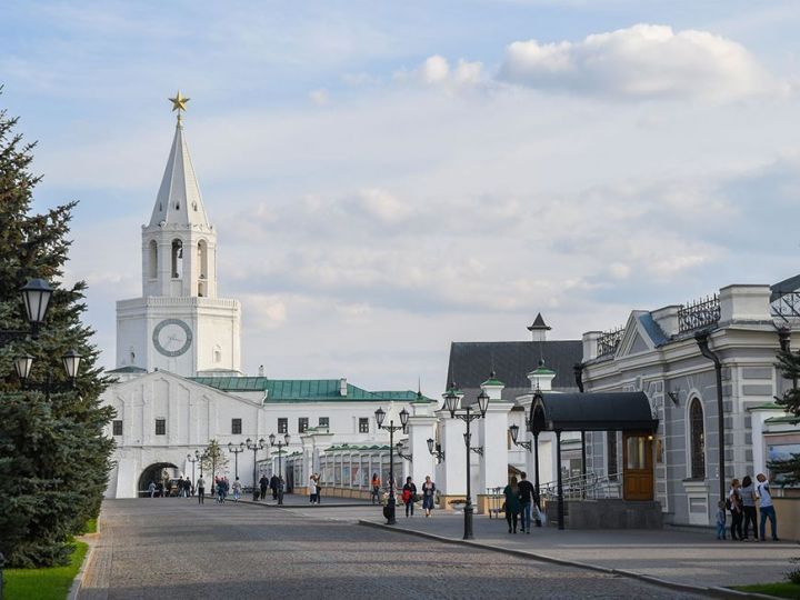Минниханов осмотрел двор Присутственных мест Казанского Кремля