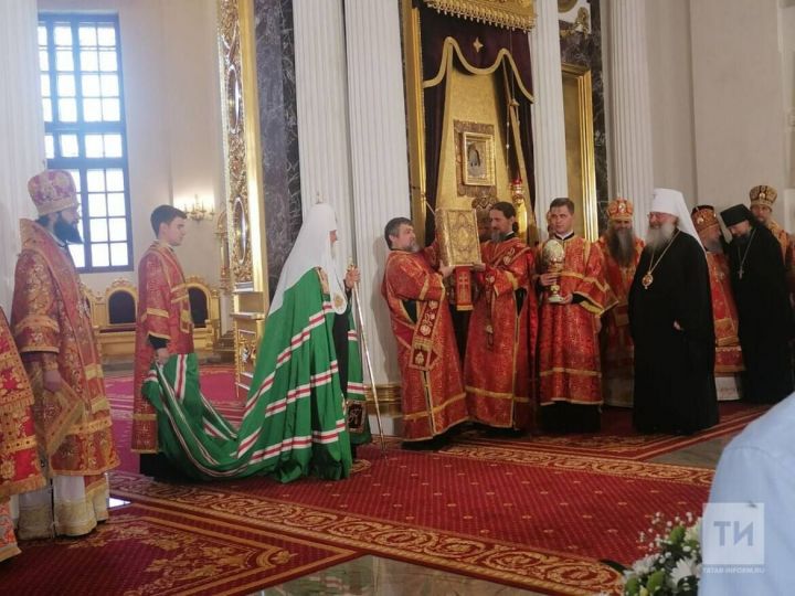 Патриарх Кирилл подарил Казанскому собору Евангелие в золотой оправе