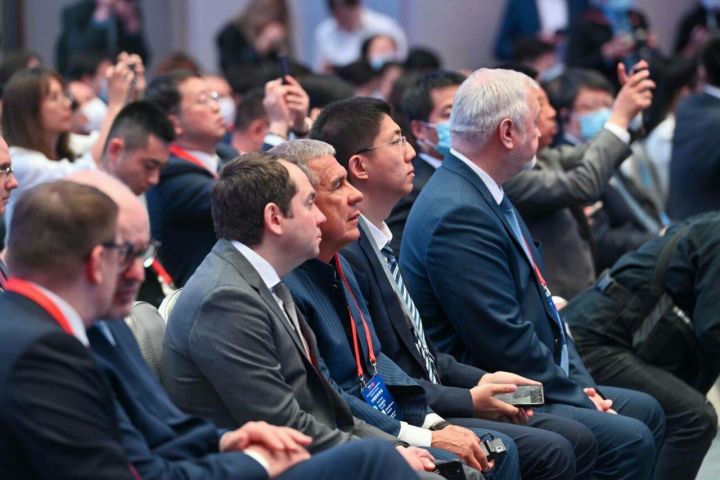 Минниханов принял участие в пленарном заседании бизнес-форума в Китае