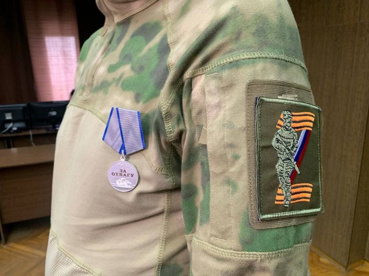 В Набережных Челнах командиру взвода из зоны СВО вручили медаль «За отвагу»