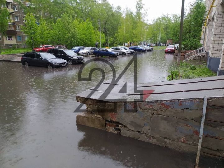 Жильцы дома на ул.Серова в Казани не могут выйти на улицу из-за потопа