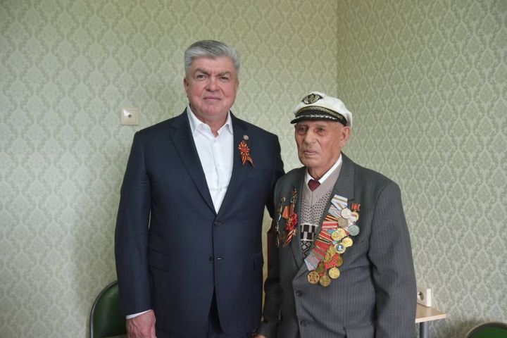 Наиль Магдеев поздравил находящихся на лечении в госпитале ветеранов