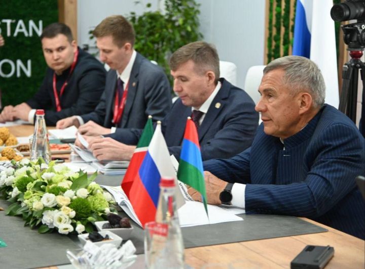 Раис Татарстана провел встречу с главой Карелии