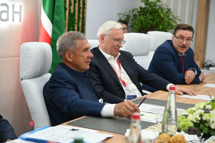 Минниханов провёл встречу с председателем правления АО «АБ «Россия»