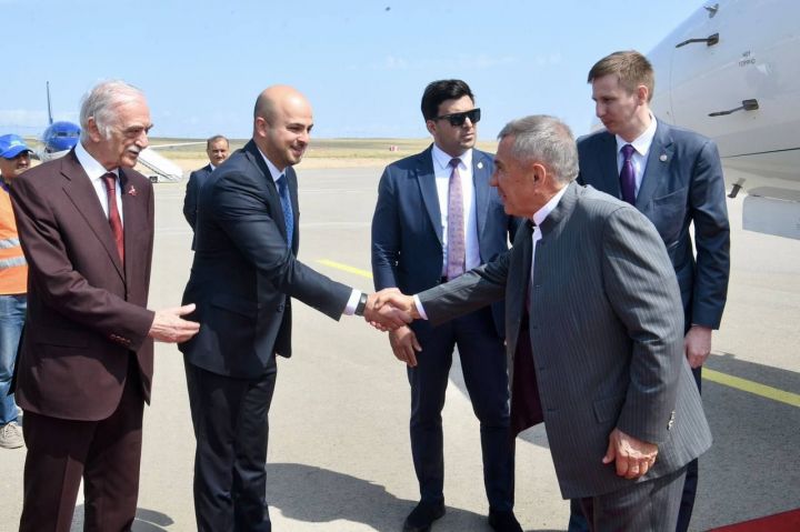 Раис РТ прибыл с рабочим визитом в Азербайджан