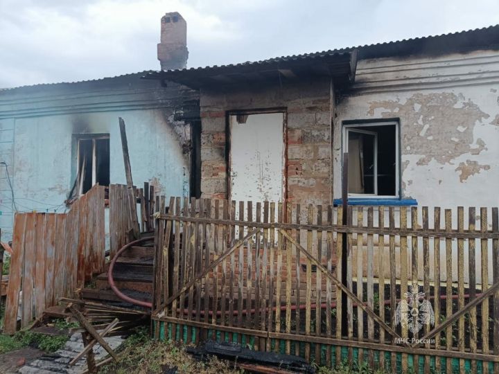 Тело мужчины обнаружили на пожаре в жилом доме в Бугульме