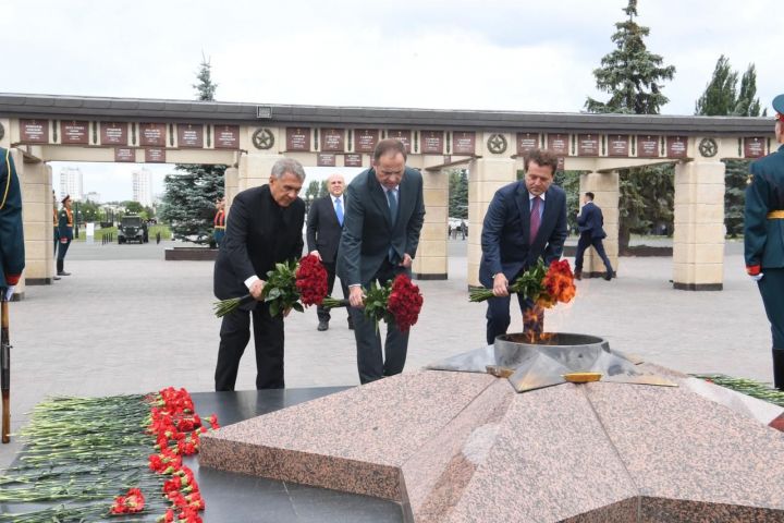 Михаил Мишустин и Рустам Минниханов возложили цветы к Вечному огню в Казани