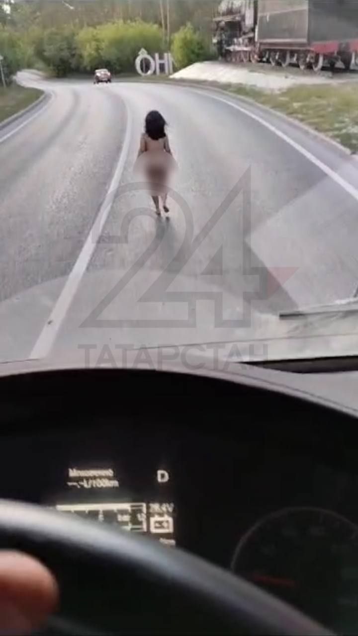 Голая женщина разгуливала по проезжей части в Юдино