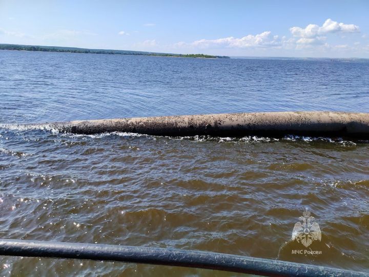 В МЧС предупредили о 30-метровой трубе на поверхности Волги в Казани