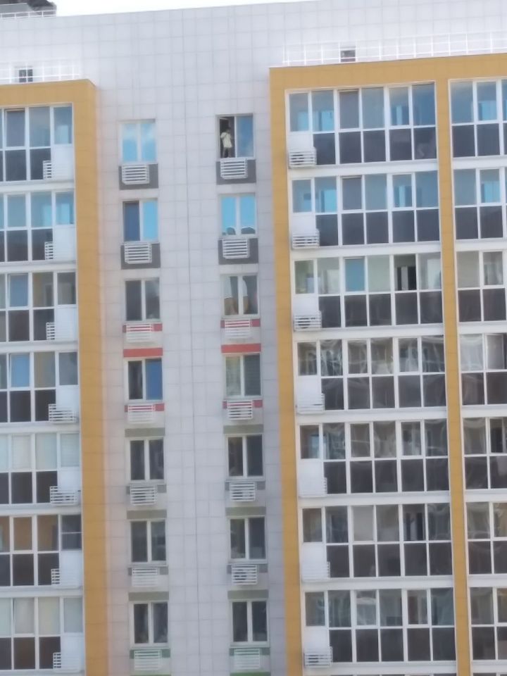 В Казани ребенок танцевал на подоконнике открытого окна на десятом этаже