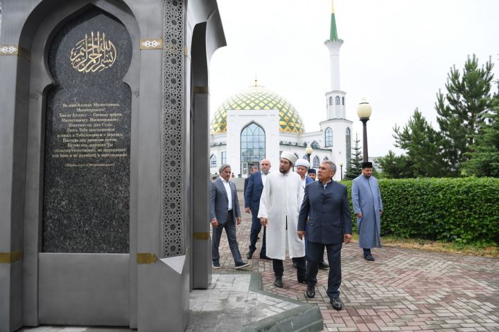 Минниханов посетил соборную мечеть в столице Кузбасса