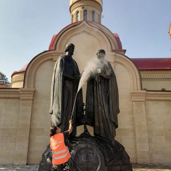 В Казани памятникам устроили «холодный душ»