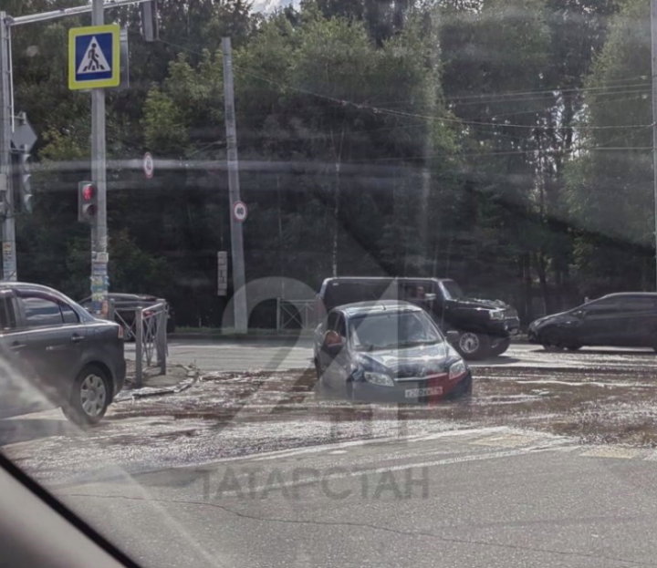 В Казани машина застряла в огромной дорожной яме с водой