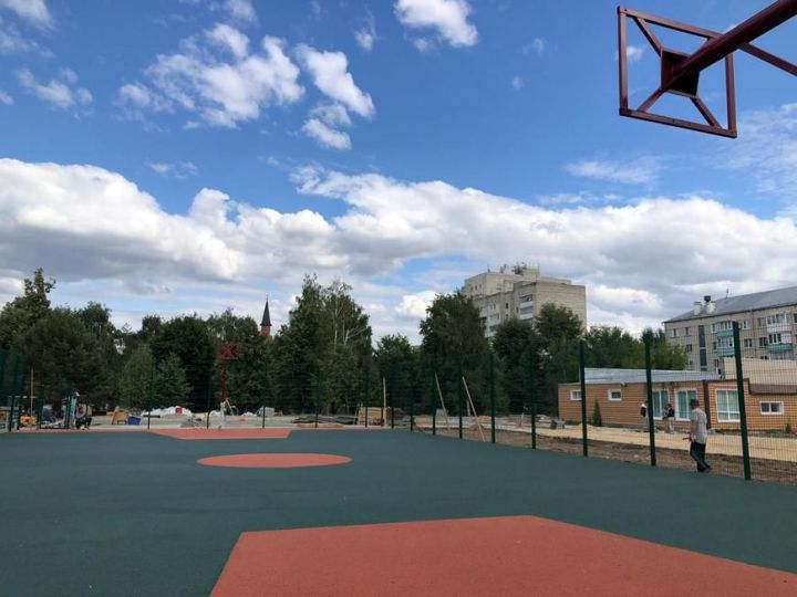 В «Саду рыбака» в Казани завершают строительство теннисной и баскетбольной площадок