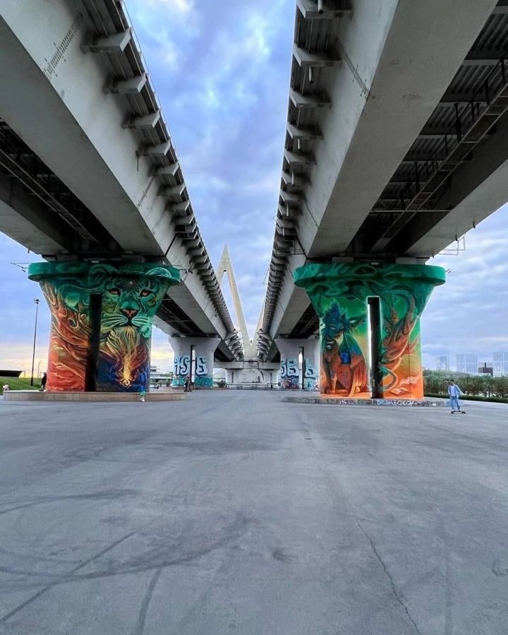 В Казани граффити под мостом Миллениум стали закрашивать