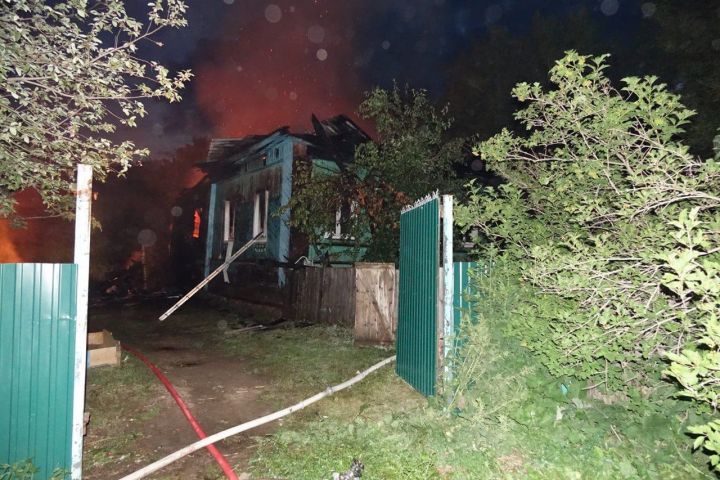 В Кукморском районе многодетная семья осталась без дома после пожара