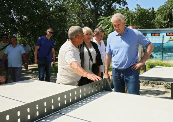 Минниханов посетил обновленный сквер в Республике Крым