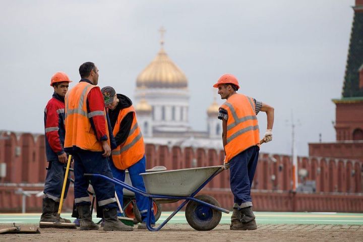 Падение рубля может повлиять на число трудовых мигрантов в России