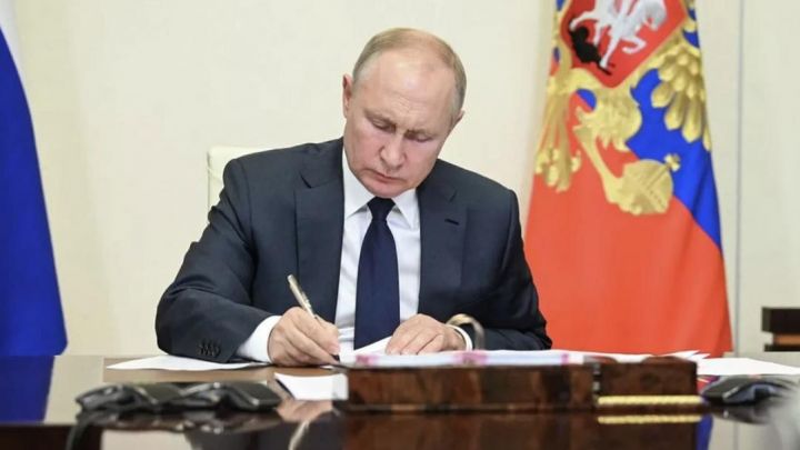 Путин поручил обеспечить гарантированную выплату ежемесячного пособия по уходу за ребенком