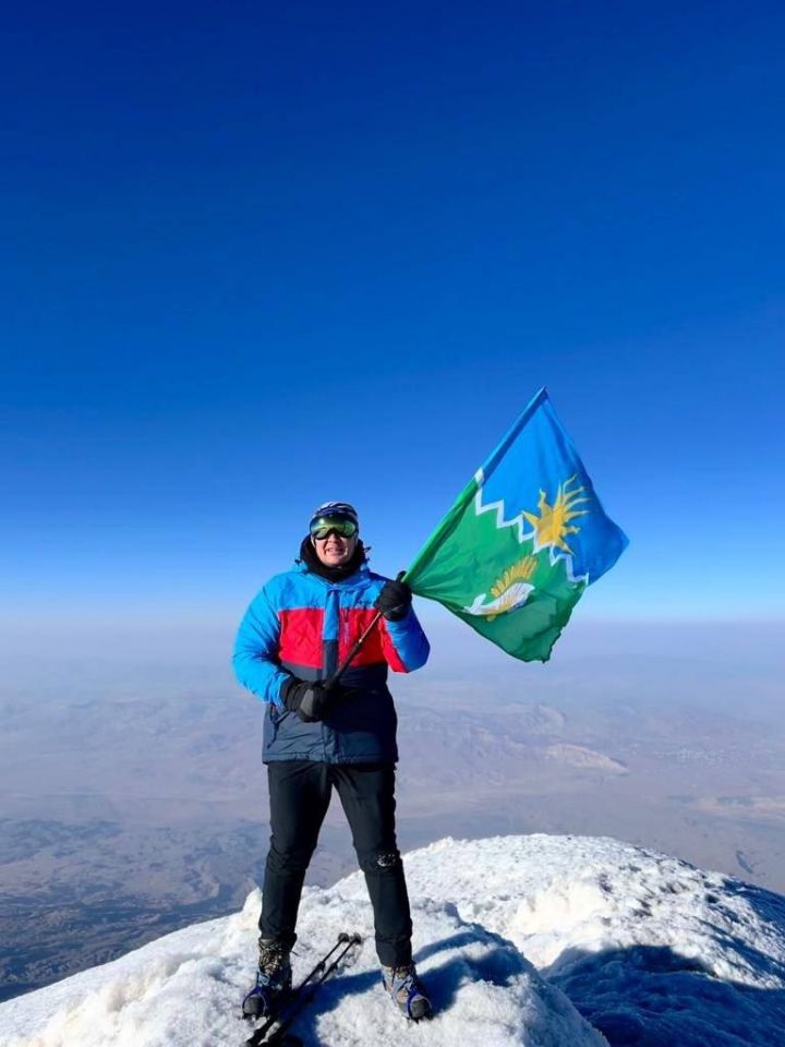 В День российского флага Ранис Камартдинов поделился фото стяга Буинска на вершине Арарата