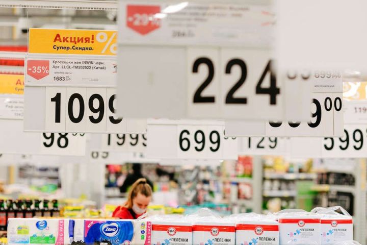 Российские производители попросили чаще менять цены из-за курса рубля
