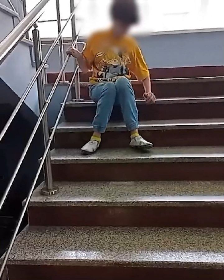 В Казани ребенку-инвалиду пришлось сползать по лестнице в суде