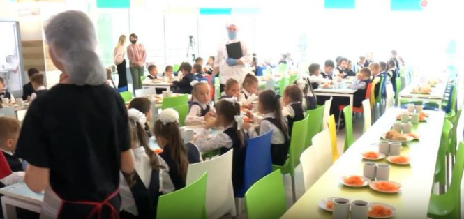 В Казани с первого сентября в школьных столовых организуют салат-бары