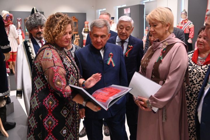 Минниханов посетил выставку традиционной одежды народов Поволжья