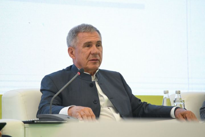 Минниханов присвоил почетные звания семерым татарстанцам