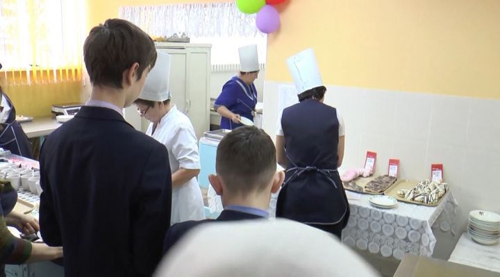 В Менделеевском районе образовался дефицит школьных поваров