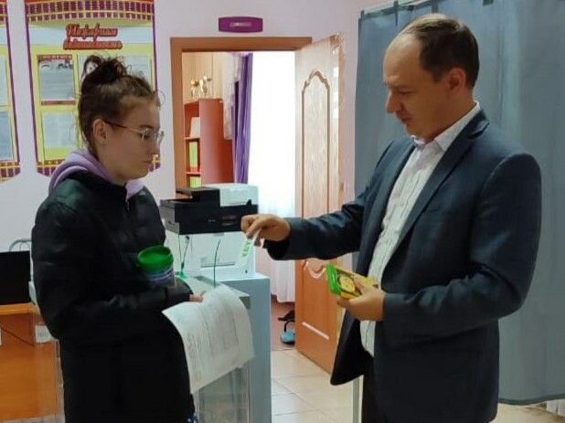 ЦИК РТ подарил сувениры впервые голосующим татарстанцам