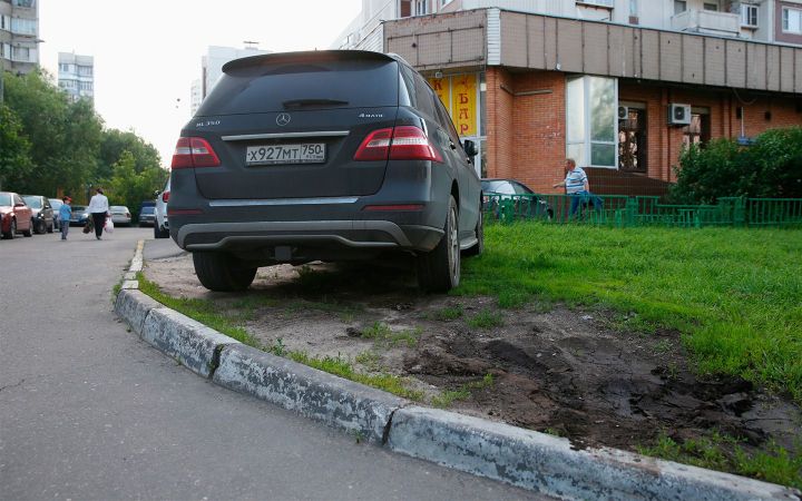 В Челнах за парковку на газонах оштрафовали почти на 23 млн рублей