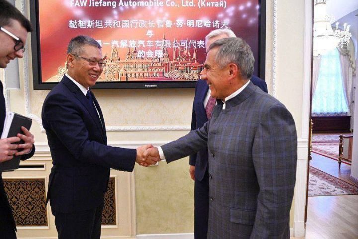 Минниханов встретился с делегацией первой китайской автомобилестроительной компанией