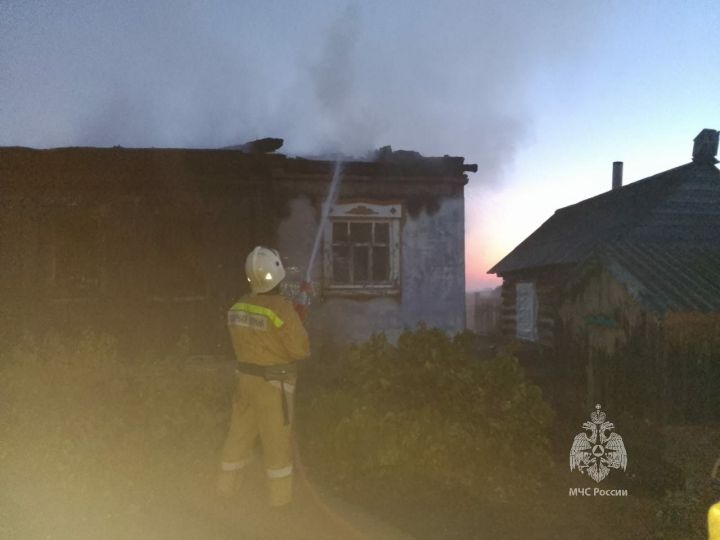 Ночью в Арском районе загорелся бревенчатый дом