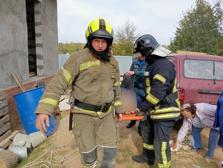 Спасатели достали провалившегося в погреб мужчину в Зеленодольском районе