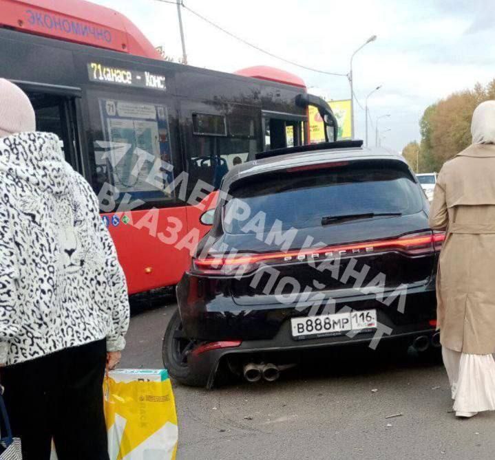 Две иномарки и автобус столкнулись в Казани