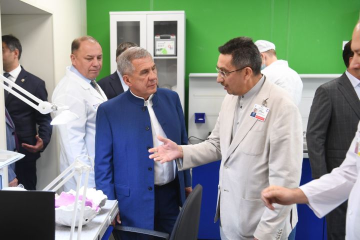 Минниханов посетил стоматологическую поликлинику при КФУ