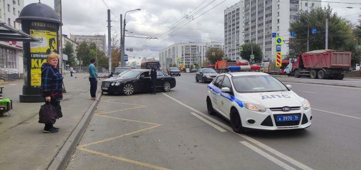 Татарстанцам напомнили о штрафах за парковку на автобусных остановках