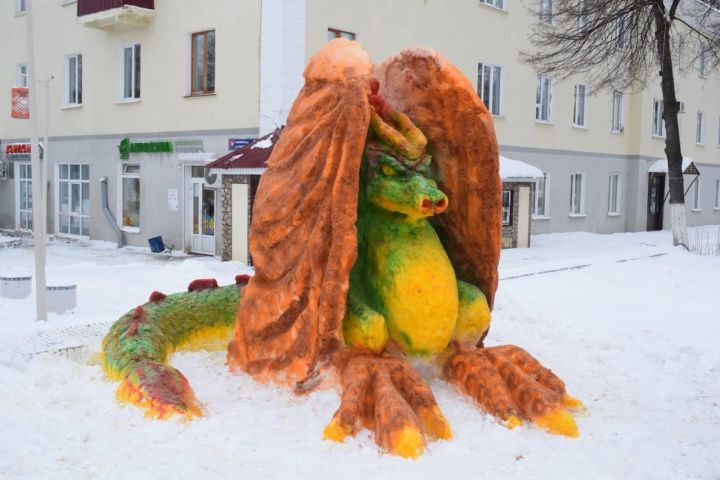 Житель Азнакаево создал большую снежную фигуру дракона