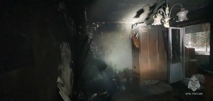 Пожарные спасли мужчину из горящей квартиры в Челнах