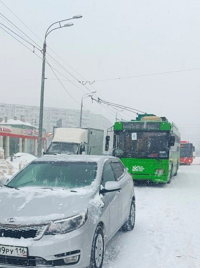 В Казани из-за снегопада и припаркованных автомобилей затруднено движение троллейбусов