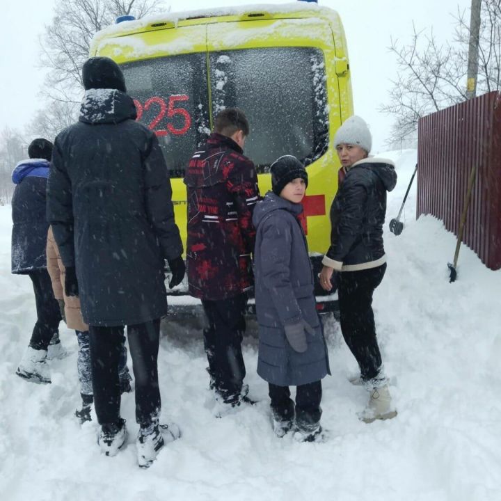 Школьники из Зеленодольска спасли скорую помощь из снежной ловушки