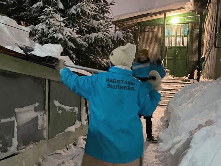 «Добрая Казань» помогла с уборкой снега 42 пенсионерам и инвалидам