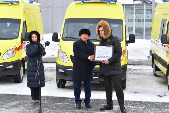 Рустам Минниханов вручил новые автомобили медицинским учреждениям Татарстана