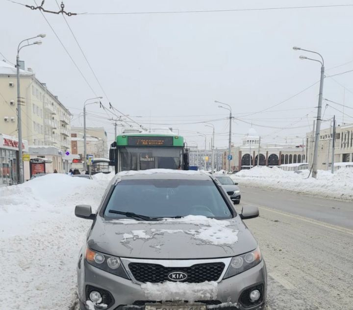 Движение троллейбуса №7 в Казани приостановили из-за оставленного автомобиля
