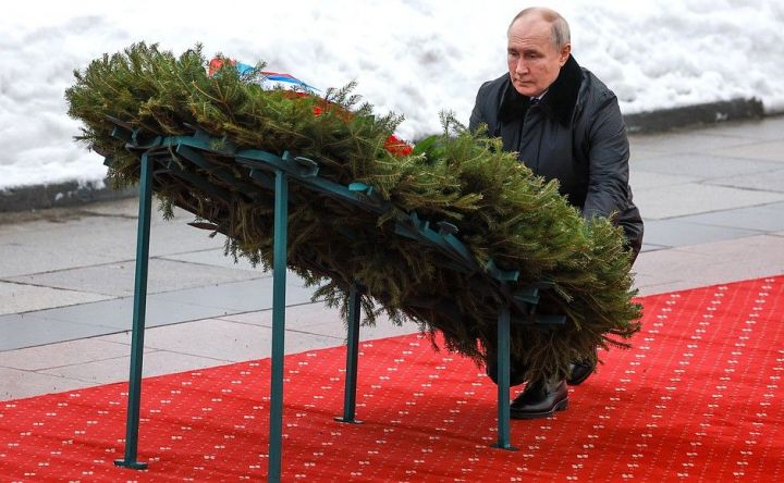 Владимир Путин возложил венок к монументу «Мать-Родина» в Санкт-Петербурге